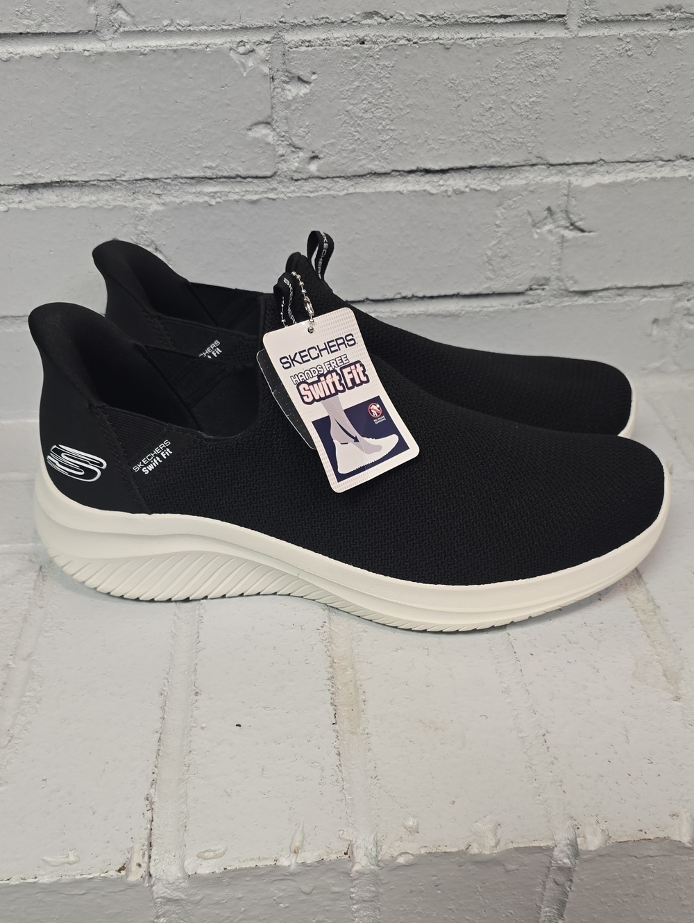 Mens Skechers Black Slip-On Swift Fit Sneakers with White Sole. Size 12. NWT